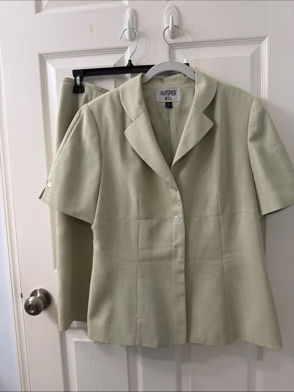 Kasper Sage Short Sleeve Notch Collar Two Piece Knee Length Skirt Suit Size 12.